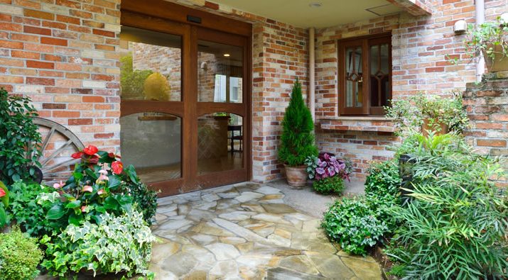 豊中市の介護付き有料老人ホーム「ラビアンローズ緑地公園」